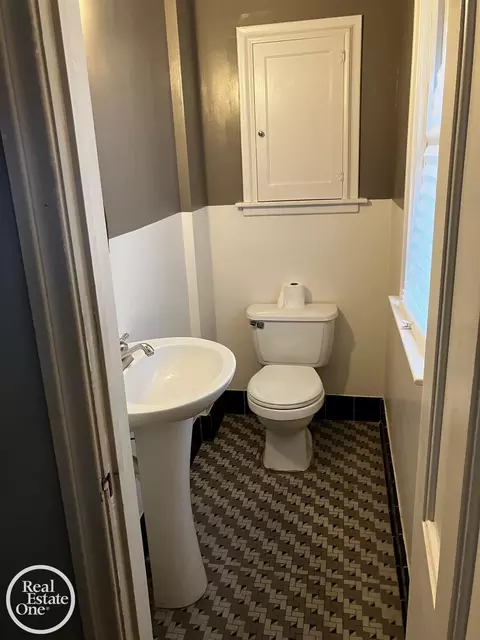 Bath - 236 Mckinley, Grosse Pointe Farms, MI 48236 photo 1 of 2