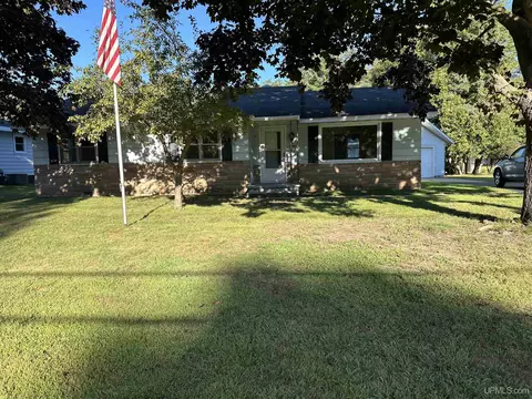 9141 Bay Shr, Gladstone, MI 49837