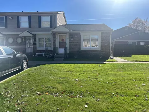 19944 N Great Oaks Cir, Clinton Township, MI 48036