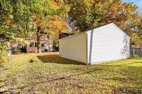 Exterior - 1685 Bournemouth, Grosse Pointe Woods, MI 48236 photo 4 of 5