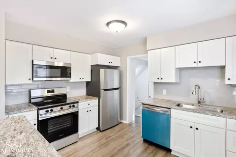 Kitchen - 1685 Bournemouth, Grosse Pointe Woods, MI 48236 photo 3 of 3