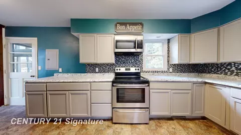 Entry Way - 7035 Coldwater, Flushing, MI 48433 photo 3 of 4