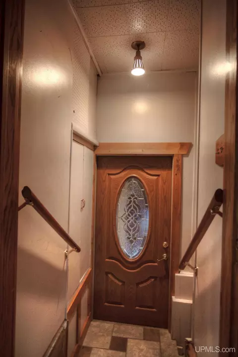 Entry Way - 810 Bedell, Wakefield, MI 49968 photo 4 of 6