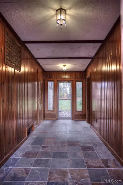 Entry Way - 810 Bedell, Wakefield, MI 49968 photo 1 of 6