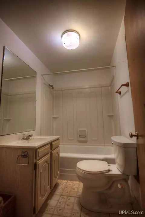 Bath - 810 Bedell, Wakefield, MI 49968 photo 1 of 3