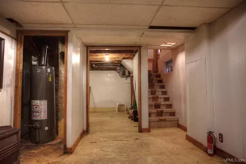 Entry Way - 810 Bedell, Wakefield, MI 49968 photo 5 of 6