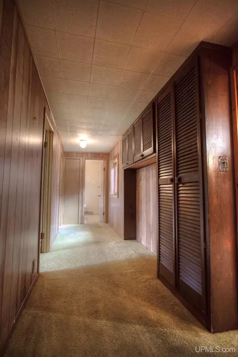 Entry Way - 810 Bedell, Wakefield, MI 49968 photo 2 of 6