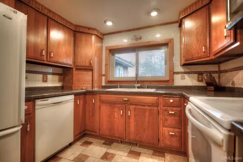 Kitchen - 810 Bedell, Wakefield, MI 49968 photo 5 of 7