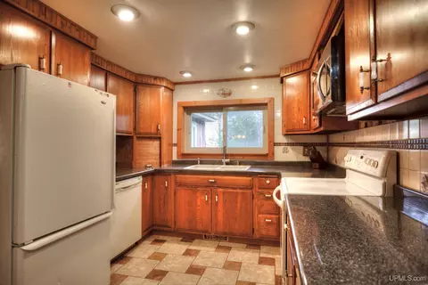 Kitchen - 810 Bedell, Wakefield, MI 49968 photo 2 of 7