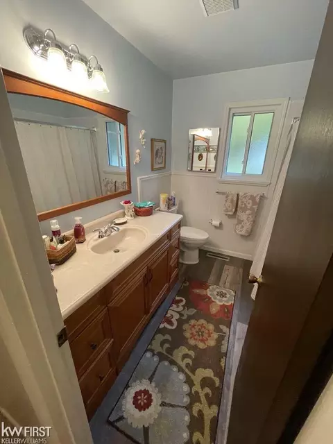 Bath - 1231 S Elms, Flint, MI 48532 photo 1 of 2