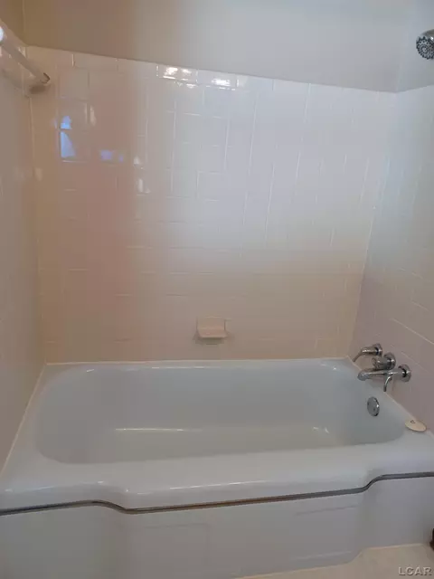 Bath - 622 Springbrook, Adrian, MI 49221 photo 3 of 3