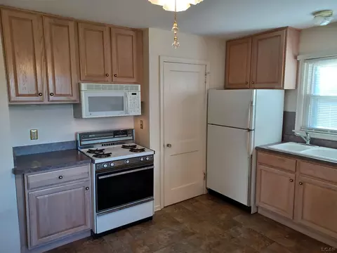 Kitchen - 622 Springbrook, Adrian, MI 49221 photo 2 of 3