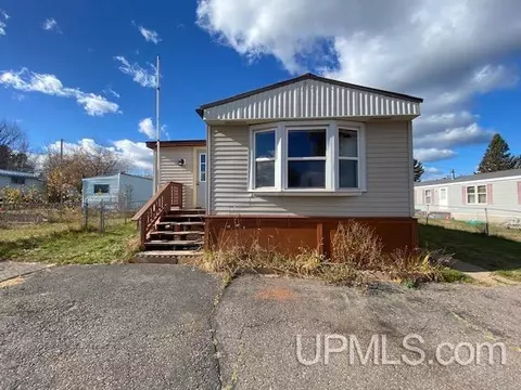 112 Queen, Negaunee, MI 49866