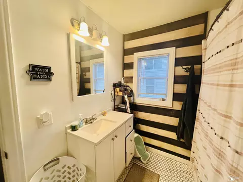 Bath - 722 Hubble, Monroe, MI 48161 photo 1 of 1
