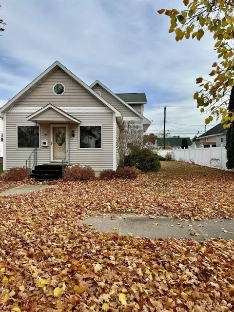 725 S 16th St, Escanaba, MI 49829
