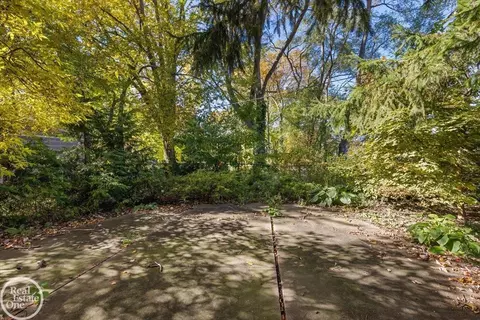 Exterior - 18921 Moon, Grosse Pointe, MI 48236 photo 6 of 8
