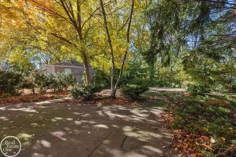 Exterior - 18921 Moon, Grosse Pointe, MI 48236 photo 5 of 8