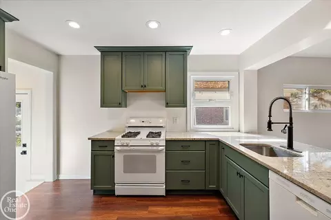 Kitchen - 18921 Moon, Grosse Pointe, MI 48236 photo 5 of 7