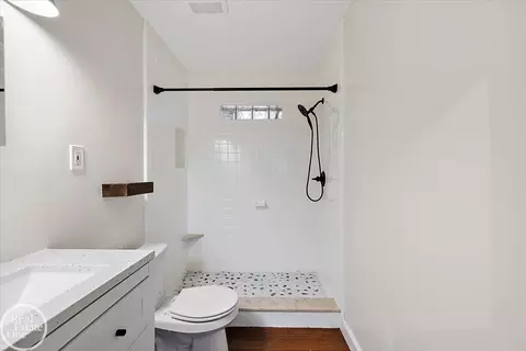 Bath - 18921 Moon, Grosse Pointe, MI 48236 photo 2 of 4