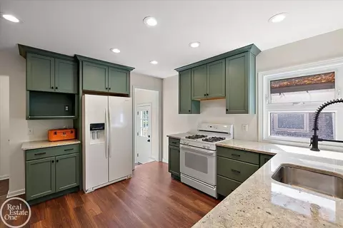 Kitchen - 18921 Moon, Grosse Pointe, MI 48236 photo 4 of 7