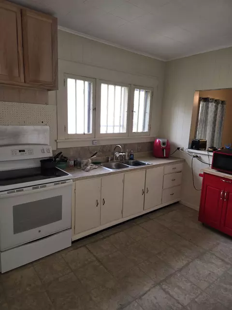 434 E Comstock, Owosso, MI 48867 photo 3