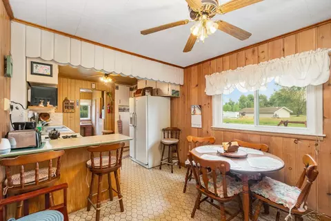 Dining - 1995 E Huron, Au Gres, MI 48703 photo 1 of 2