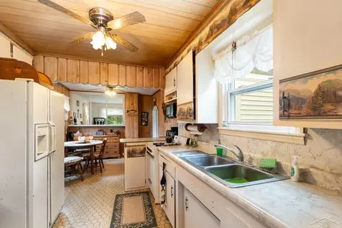 Kitchen - 1995 E Huron, Au Gres, MI 48703 photo 1 of 3