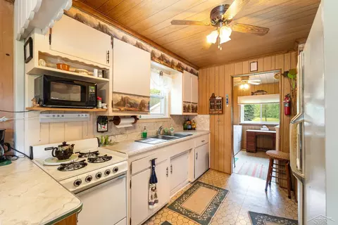 Kitchen - 1995 E Huron, Au Gres, MI 48703 photo 2 of 3