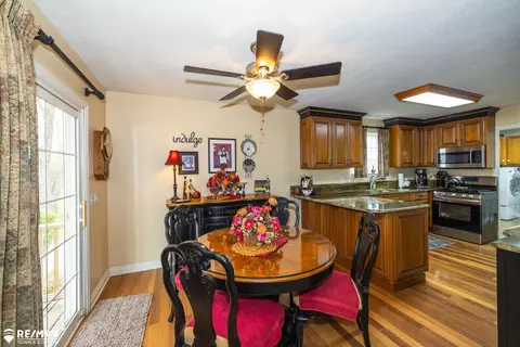 Dining - 6351 River, Flushing, MI 48433 photo 2 of 3