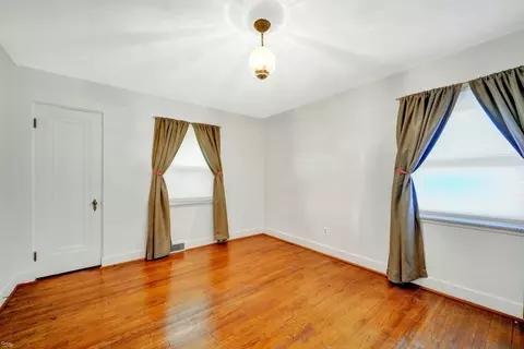 Bedroom - 831 Washington, Grosse Pointe, MI 48230 photo 2 of 6