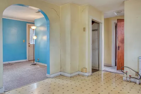 Entry Way - 108 Marion, Owosso, MI 48867 photo 2 of 3