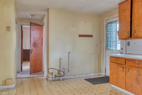 Entry Way - 108 Marion, Owosso, MI 48867 photo 1 of 3