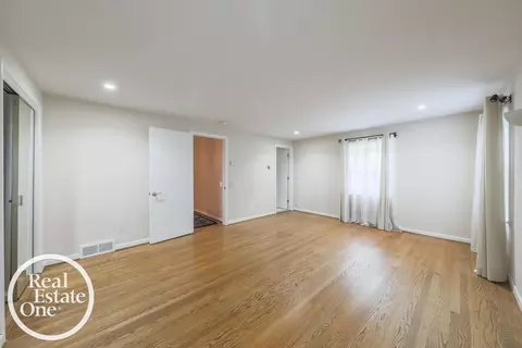 Bedroom - 516 Thorn Tree, Grosse Pointe Woods, MI 48236 photo 1 of 4