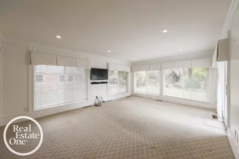 Living - 516 Thorn Tree, Grosse Pointe Woods, MI 48236 photo 4 of 5