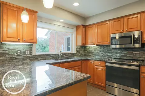 Kitchen - 516 Thorn Tree, Grosse Pointe Woods, MI 48236 photo 4 of 4