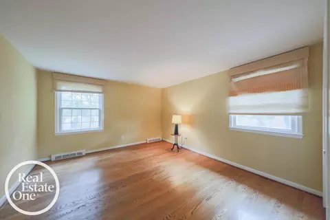 Bedroom - 516 Thorn Tree, Grosse Pointe Woods, MI 48236 photo 3 of 4