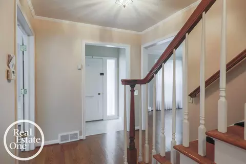 Entry Way - 516 Thorn Tree, Grosse Pointe Woods, MI 48236 photo 4 of 5