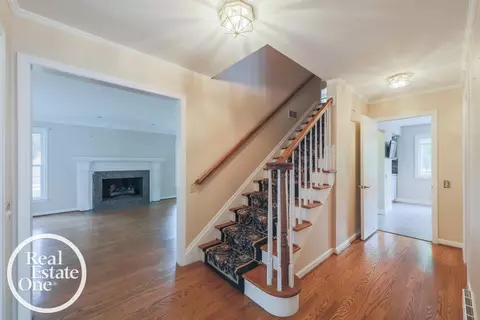 Entry Way - 516 Thorn Tree, Grosse Pointe Woods, MI 48236 photo 2 of 5
