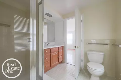 Bath - 516 Thorn Tree, Grosse Pointe Woods, MI 48236 photo 1 of 1