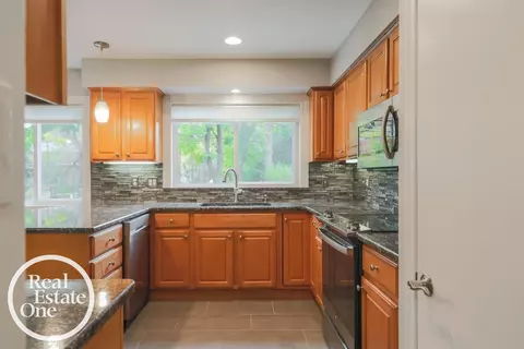 Kitchen - 516 Thorn Tree, Grosse Pointe Woods, MI 48236 photo 1 of 4