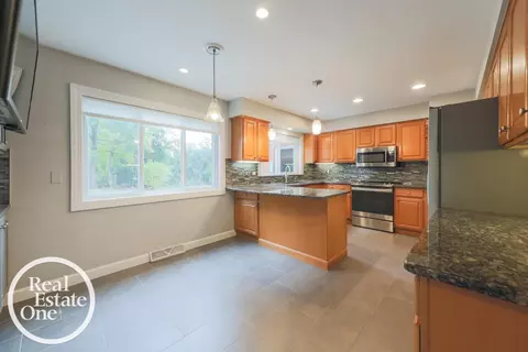 Kitchen - 516 Thorn Tree, Grosse Pointe Woods, MI 48236 photo 2 of 4