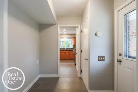 Entry Way - 516 Thorn Tree, Grosse Pointe Woods, MI 48236 photo 3 of 5