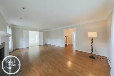 Living - 516 Thorn Tree, Grosse Pointe Woods, MI 48236 photo 2 of 5