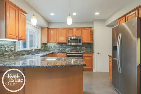 Kitchen - 516 Thorn Tree, Grosse Pointe Woods, MI 48236 photo 3 of 4