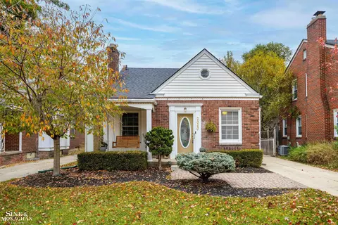 2040 Hunt Clb, Grosse Pointe Woods, MI 48236