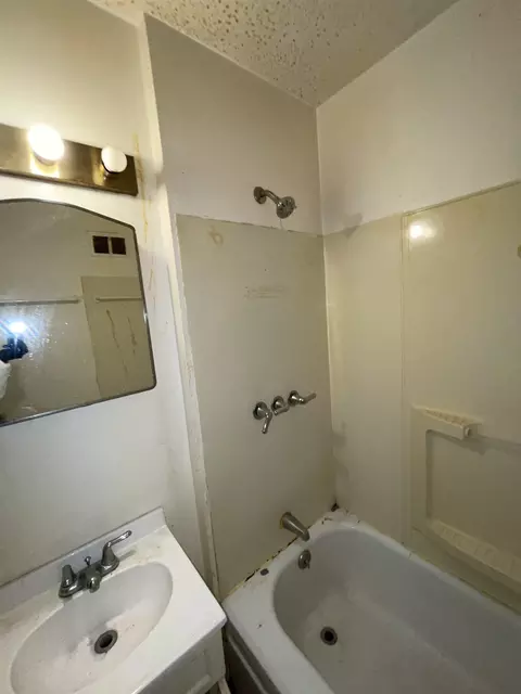 Bath - 1259 Sutton, Flint, MI 48504 photo 2 of 2