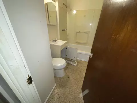 Bath - 1259 Sutton, Flint, MI 48504 photo 1 of 2