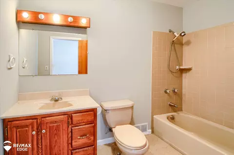 Bath - 1006 Franklin, Flint, MI 48503 photo 3 of 3