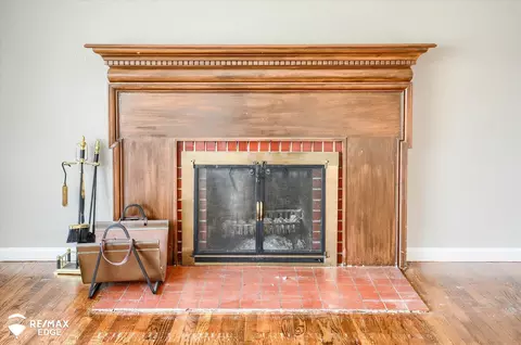 Living - 1006 Franklin, Flint, MI 48503 photo 2 of 6