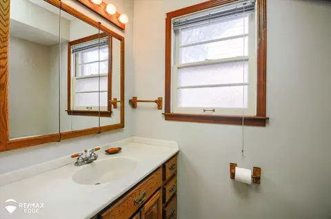 Bath - 1006 Franklin, Flint, MI 48503 photo 1 of 3